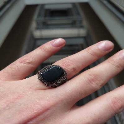 خاتم فضة رجالي مع حجر الأونيكس الأسود بشكل مستطيل - 4