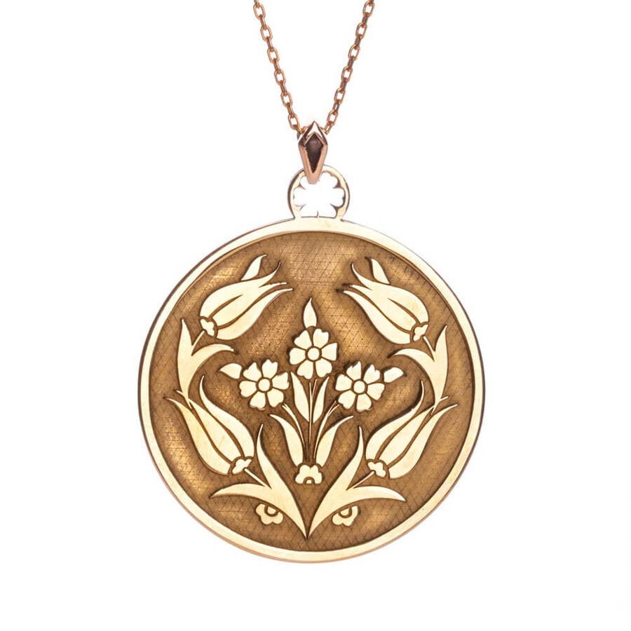 A circular women's silver necklace decorated with tulips in golden color. - 1