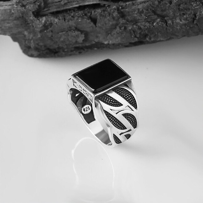 Men's silver ring with onyx stone with a sophisticated design - 1