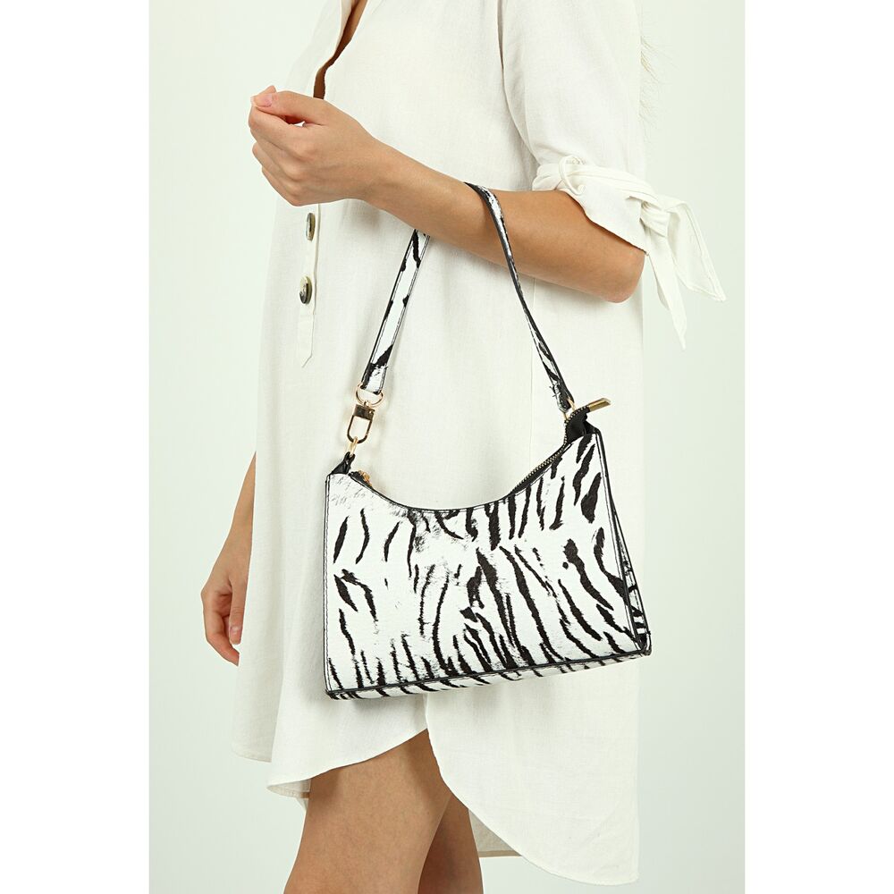 Women's handbag with a distinctive design - 2