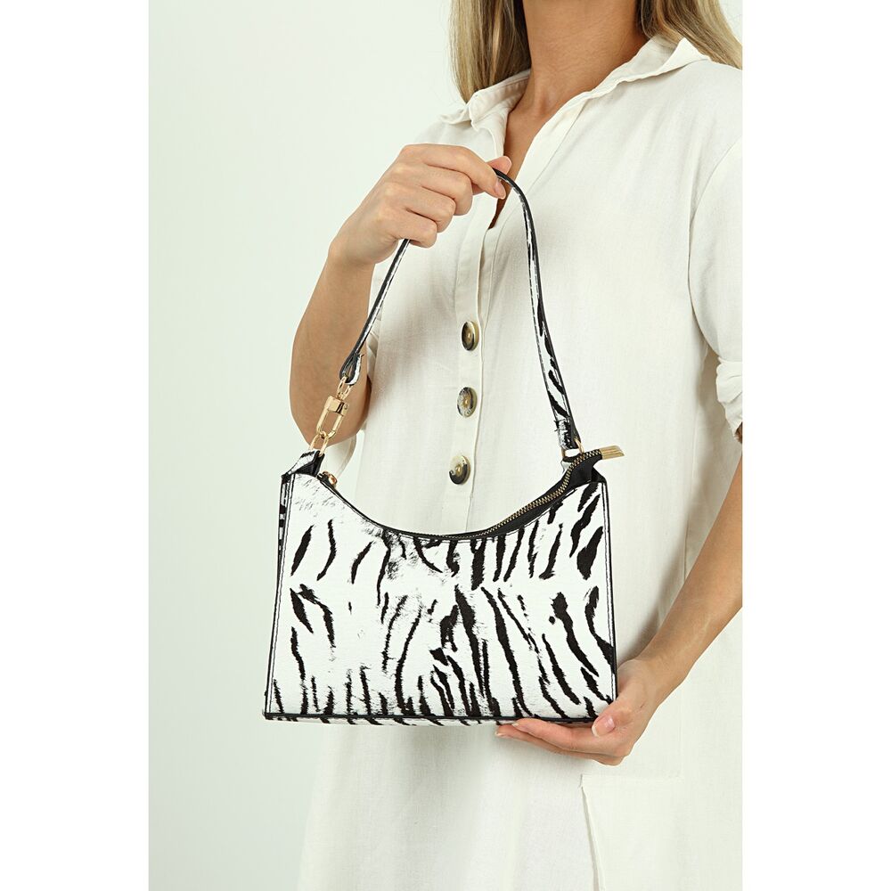 Women's handbag with a distinctive design - 3
